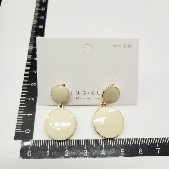Brand New Gold Tone White Round Earrings - Picture 6 of 6